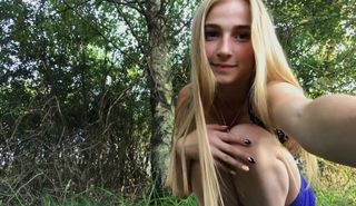 Милая блондинка раздевается и мастурбирует на природе