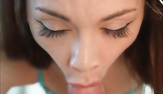 Ученица дрочит член учителя и красиво сосет