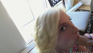 Блондиночку по-тихому выебал хозяин дома