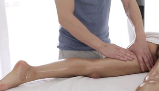 Массаж молоденькой девушки превратился в секс с сексуальным массажистом