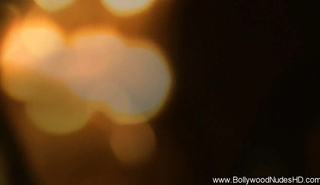 Красивая девочка славно танцует и ласкает себя