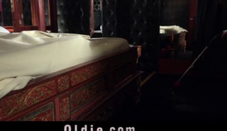 Молоденькая служанка позаботилась о старом деде