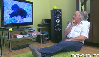 Молодая девушка отсасывает член седому деду