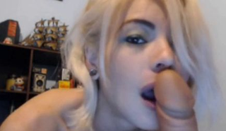 Блонди играет со своей горячей пиздой