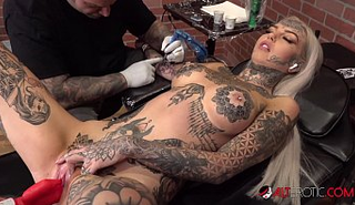 Трахала дилдо свою пизду у тату мастера