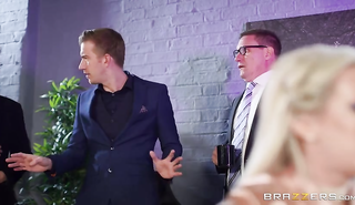 Парень трахнул шикарную секретаршу на работе