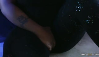 Мужик ебет негритянку с большой жопой