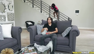 Белый парень ебет черную подругу сестры