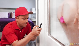 Почтальон кончил на сиськи чужой жены после траха