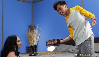 Толстушка мачеха трахнулась с молодым пасынком