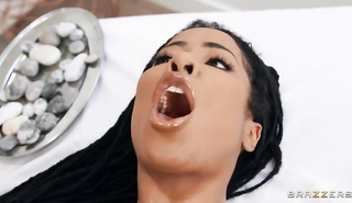 Белый массажист трахает негритянку в анал и она сквиртит