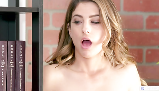 Девка подглядела за ласками лесбиянок и сделала им кунилингус