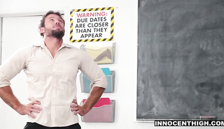 Препод трахает двух студенток застав их за кунилингусом