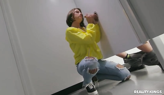 Официантка делала минет в туалете мужику через дырку в стене