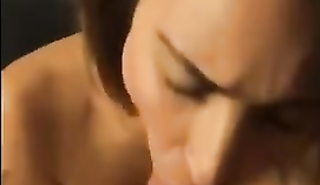 Пьяная блонда отсосала член до камшота на лицо