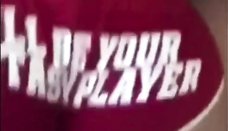 Негр дал в рот брюнетке и трахнул на телефон