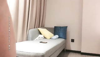 Японская студентка делает минет своему другу