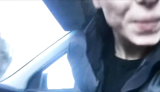 Симпатичная девушка мастурбирует себе киску в машине