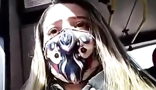 Студентка мастурбирует киску в автобусе крупным планом