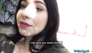 Пикапер снял брюнетку с большой жопой