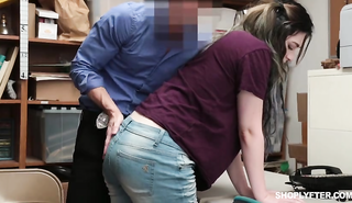 Охранник привел грудастую телку для ебли в свой офис