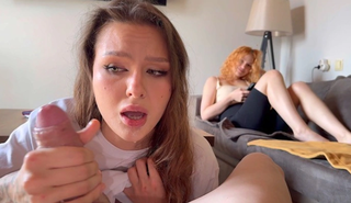 Шлюха соседской сестры слила рот в карты Кончил в рот