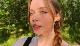 Блондинка с зелеными глазами делает лучший минет в лесу