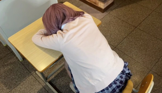 Учебное пособие Шалунья в униформе трахается в классе