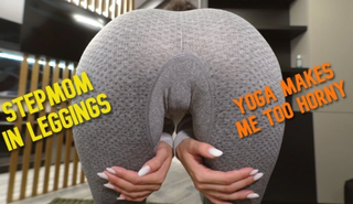 Возбужденная мачеха в леггинсах делает йогу