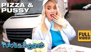 Студентка с пиццей разорвала джинсы и получила порцию хуя