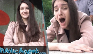 Студентка колледжа по специальности искусство с натуральной грудью решается на секс на улице впервые