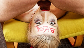 Шлюху жестко трахнули в рот